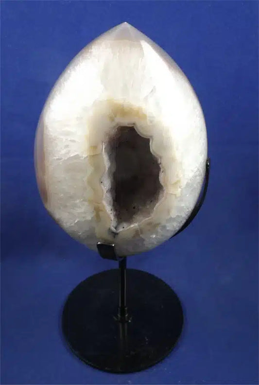 Metaphysical Healing Properties Of Amethyst And Agate Geode